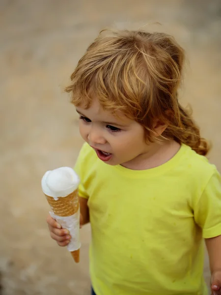 Bambino ragazzo mangia gelato — Foto Stock