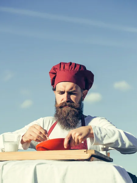 Homem chef misturando ingredientes — Fotografia de Stock