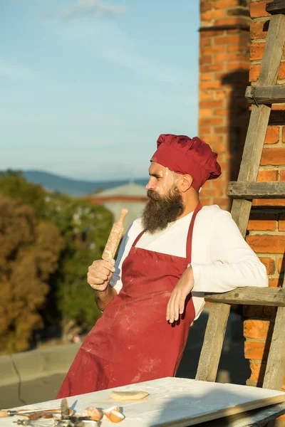 Chefe homem com rolo de pino — Fotografia de Stock