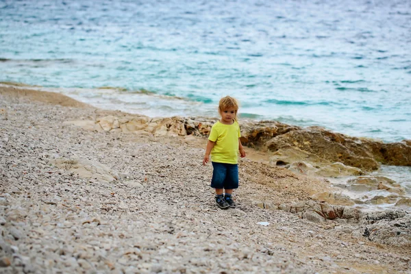 Niño de pie en la playa — Foto de Stock