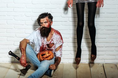 Zombi adam ve kadın bacakları