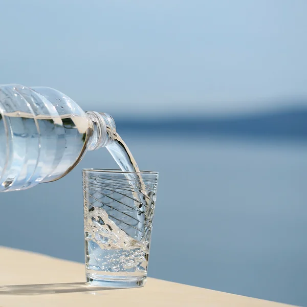 Acqua versata nel bicchiere dalla bottiglia — Foto Stock