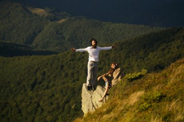 Dağ tepe üzerinde Romantik Çift