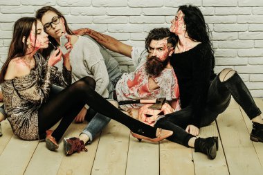 Zombi insanlar Cadılar Bayramı için hazır