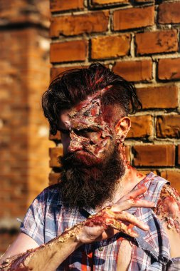 Sakallı zombi adam