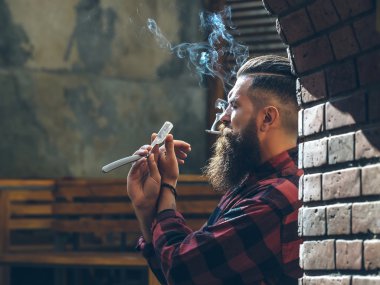 Hipster sigara ve ustura ile