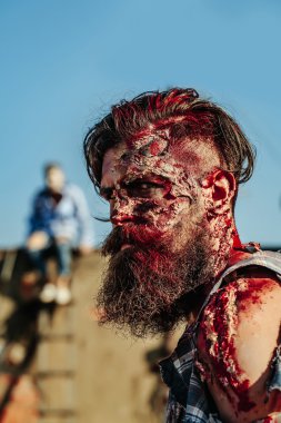Sakallı zombi adam