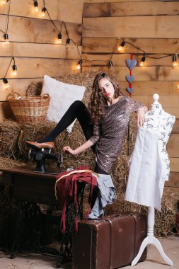 Dikiş makinesi yakınındaki güzel kız