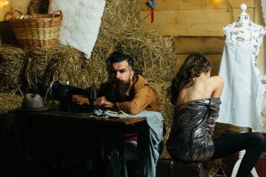 Adam ve güzel kız terzi