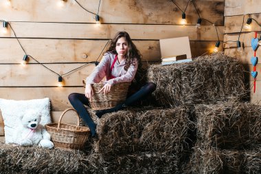 Saman balya üzerinde güzel kız