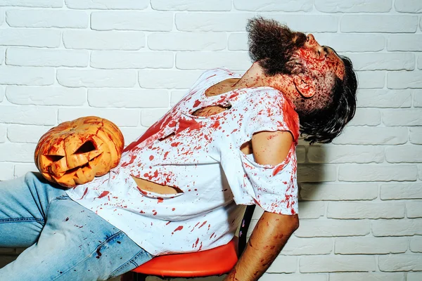 Zombie uomo con zucca di Halloween — Foto Stock