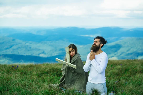 Couple prier sur la prairie — Photo