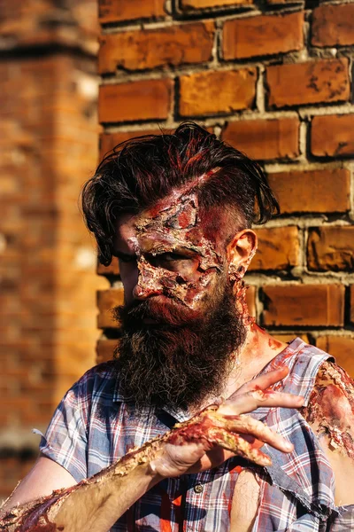 Hombre zombi barbudo — Foto de Stock