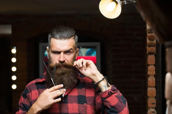 Бородатий чоловік з ножицями — стокове фото