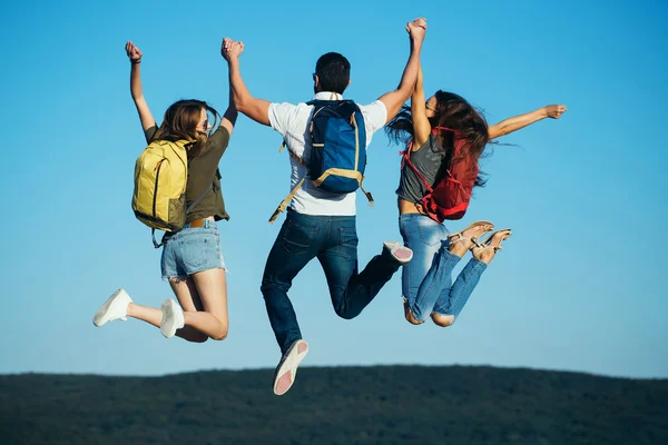 Barbudo hombre guapo con chicas — Foto de Stock