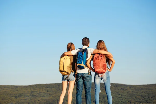 Baard knappe man met meisjes — Stockfoto