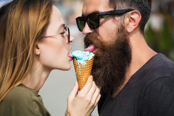 Pareja comiendo helado — Foto de Stock