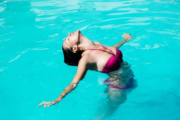 Красива сексуальна жінка в басейні — стокове фото