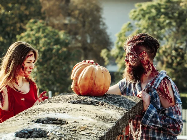 Pareja Zombie con calabaza de Halloween — Foto de Stock