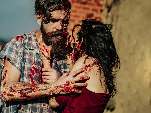 Uomo zombie e raccapricciante ragazza — Foto Stock