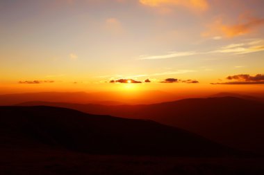Gün batımı ile güzel dağ zirveleri