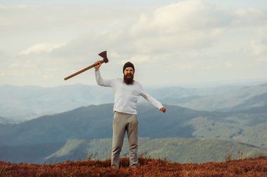 Balta ile yakışıklı sakallı adam