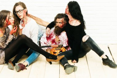 Zombi insanlar Cadılar Bayramı için hazır