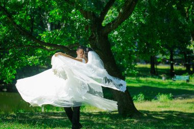 Yakışıklı damat adam çembere gelin