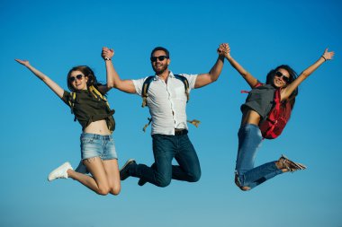 Sakallı yakışıklı bir adam ve kızlar.