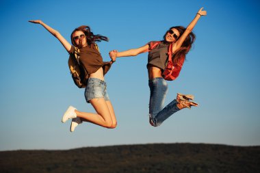 güzel kızlar üzerinde gökyüzü atlama