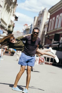 Genç adam holding kız