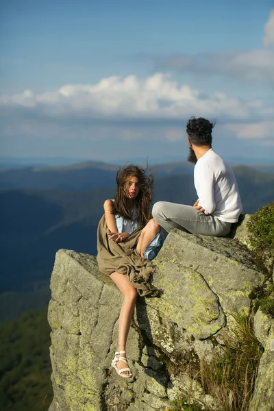 Dağ tepe üzerinde Romantik Çift — Stok fotoğraf