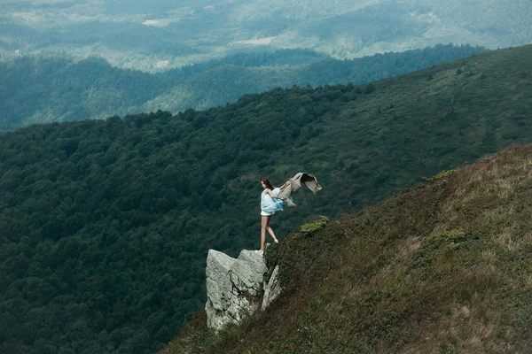 Красивая девушка на склоне горы — стоковое фото