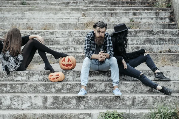 Halloween man en meisjes met pompoen — Stockfoto