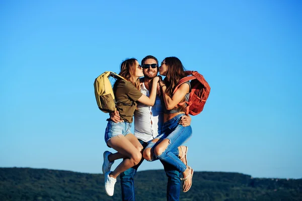 Baard knappe man met meisjes — Stockfoto