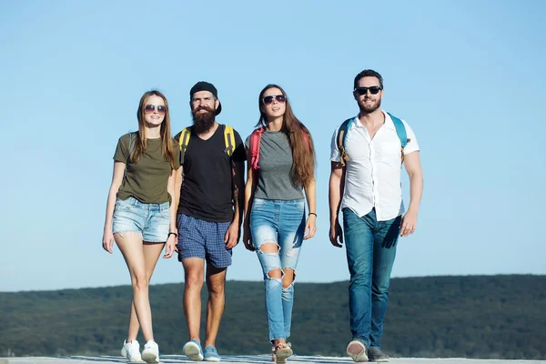 Bebaarde knappe mannen met meisjes — Stockfoto