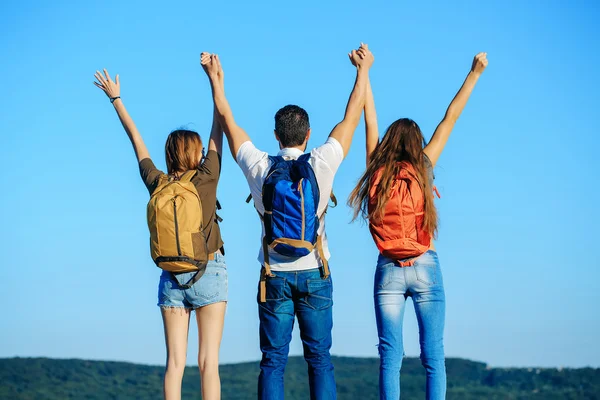 Barbudo hombre guapo con chicas — Foto de Stock