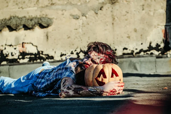 Zombie człowiek śpi na dyni — Zdjęcie stockowe