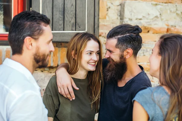 Smilling paar met vrienden — Stockfoto