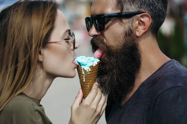 Pareja comiendo helado — Foto de Stock