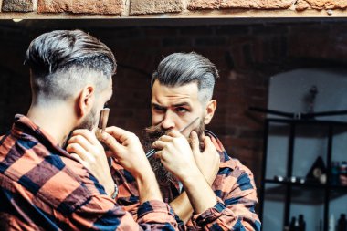 Aynanın yanında jileti olan adam.