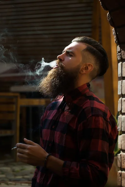 Homem adulto exalando fumaça de cigarro — Fotografia de Stock