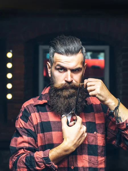 Homem barbudo com tesoura — Fotografia de Stock