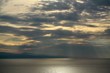 Deniz üzerinde muhteşem gökyüzü