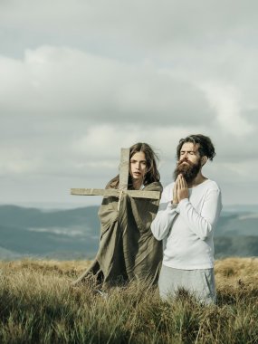 Çift çayır üzerinde dua