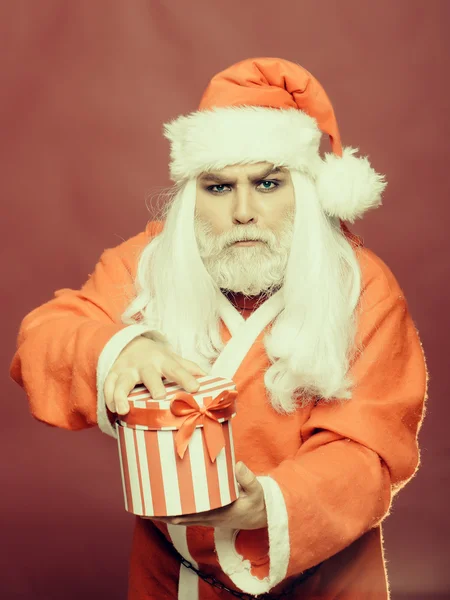 Sério homem de Natal com presente — Fotografia de Stock