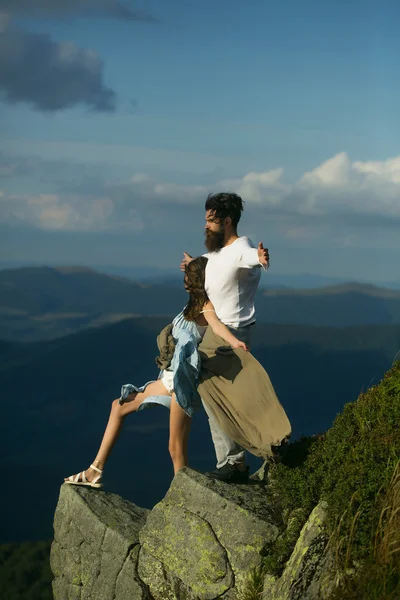 Romantische koppel op de bergtop — Stockfoto