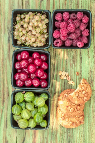 Erdnusskekse mit Beerensortiment — Stockfoto