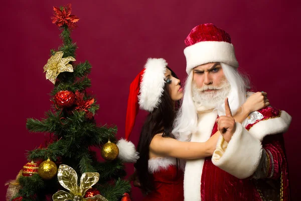Söt flicka omfamnar santa — Stockfoto
