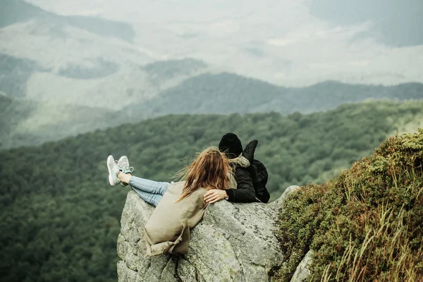 Romantische man en mooi meisje — Stockfoto